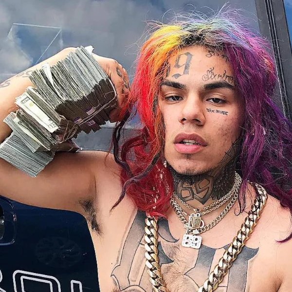 肯伊威斯特、6ix9ine 拍攝 MV 住宅外遭到槍擊影片曝光，火光四射相警告意味濃厚！