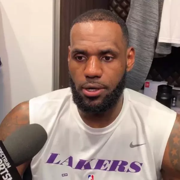 美國近期又傳出嚴重槍殺案件，NBA 球星紛紛穿上「夠了」客製 Tee  表態「杜絕槍枝暴力」