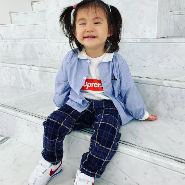 連未發售的 Kaws 服飾都有！解密陳冠希女兒日常「虧裝」有哪些？網友：投對胎真的很重要⋯⋯