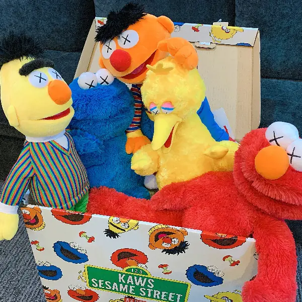 搶先開箱！KAWS x UNIQLO UT x Sesame Street 第二彈玩偶系列發售資訊確定