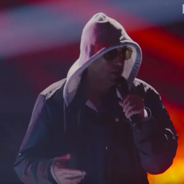 不當喜劇演員轉戰 Rapper？亞當·山德勒開金口演唱「洗腦饒舌歌」！ 網友：這下想忘也忘不掉了⋯⋯