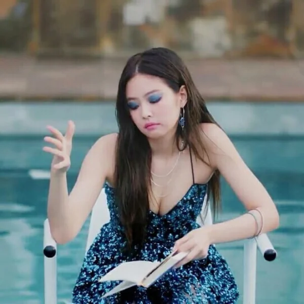 重金打造22套名牌造型！Jennie 新曲「深V」入鏡，網友反應超幽默！