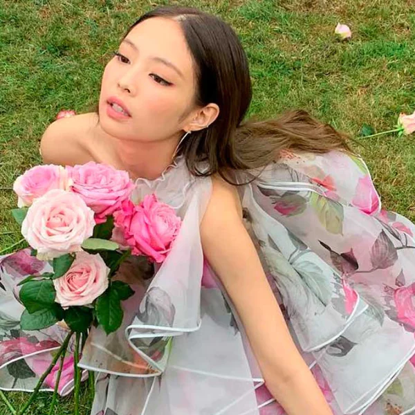 你不敢相信 Jennie 《Solo》身上這套洋裝要多少錢！GUCCI、Chanel 世界級精品搶贊助