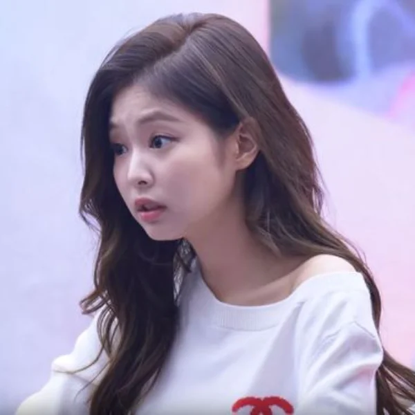 Jennie 為什麼每天都穿同一件 T-Shirt ? 困惑表情萌翻粉絲