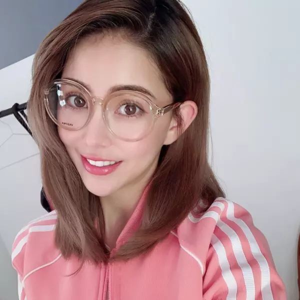 昆凌短髮新造型亮相，周杰倫 IG 上甜蜜開把：「小姐一個人嗎？」