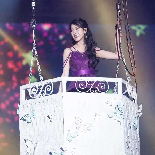 IU「演唱會」和「年曆」造型搶先看，TWICE、李準基台上台下好熱鬧！