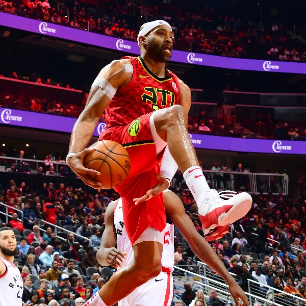就用灌籃結束這一回合！Vince Carter 終場前 0.5 秒雙手暴扣完成 25000 分　全場觀眾感動不已！