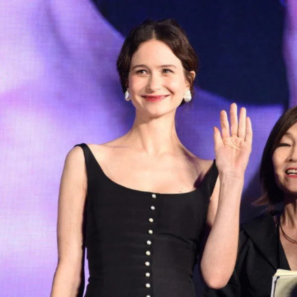 最優雅孕婦！《怪獸與葛林戴華德的罪行》日本首映　「蒂娜」緊身黑禮服展現曼妙姿態