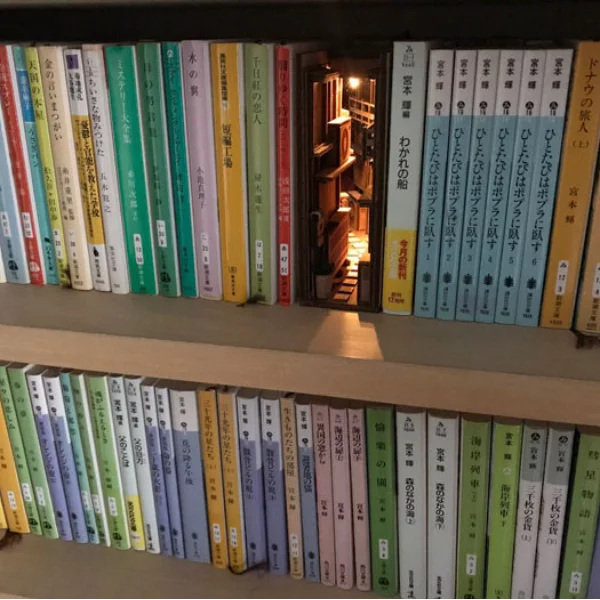日本藝術家設計出浪漫意境的小巷街道「書檔」　擺在書櫃裡美到令網友大喊：好想要一個！