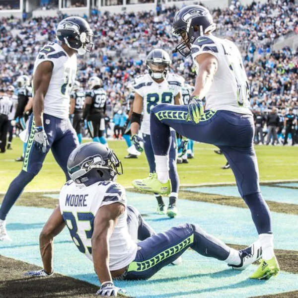 神還原！NFL 球星達陣後重現 NBA 經典畫面「跨下之 Lue」當慶祝動作　影片遭廣大網友瘋傳討論！