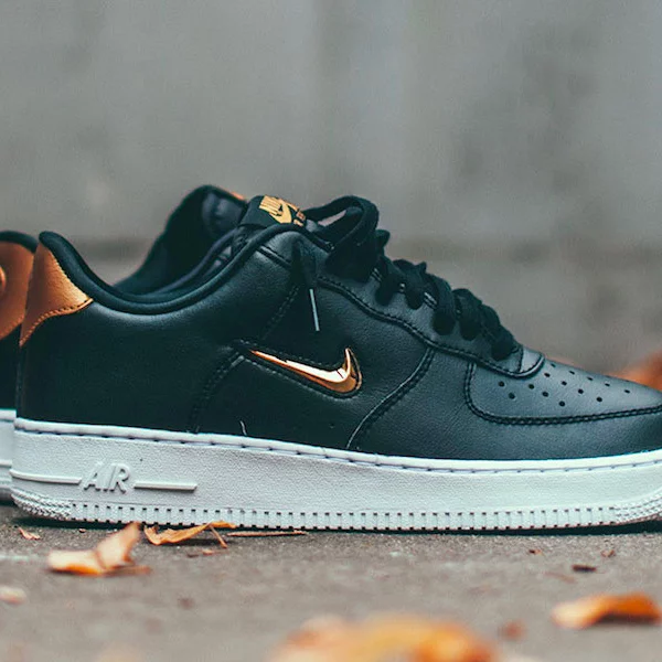 買不起 Off White x Nike 聯名鞋款？Nike 最新 Air Force 1「Metallic Gold」配色一樣帥的你不要不要！