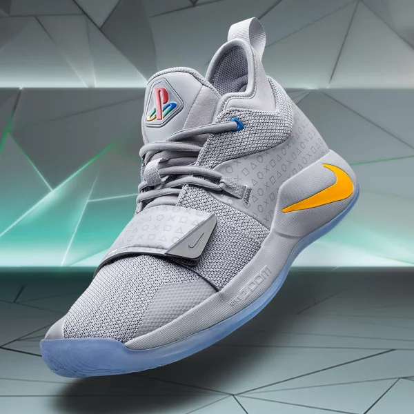 向初代の遊戲機致敬！Nike PG 2.5「PlayStation」版本釋出　網友：遊戲魂要噴發啦！