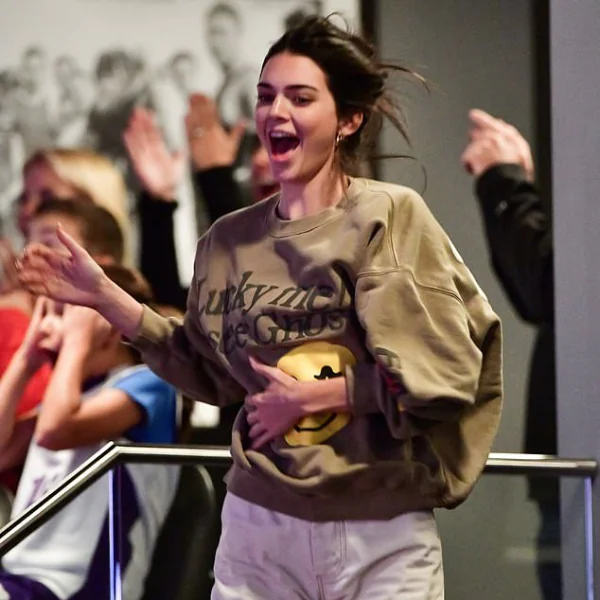球迷盼費城 76 人將她黑名單！Kendall Jenner 不甩輿論高調為男友 Ben Simmons 加油！