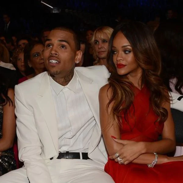 決定拋開前嫌？Chris Brown 多次回覆蕾哈娜 IG 半裸辣照 網友：「你怎麼有膽！」