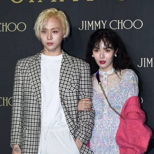 解約後首度同台！泫雅、E'Dawn 牽手出席活動，下台直播：「很想粉絲，請等我回歸！」