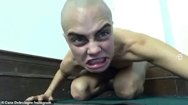 英國超模 Cara Delevingne 光頭模仿《魔戒》咕嚕　全裸趴在地上完全不顧形象！