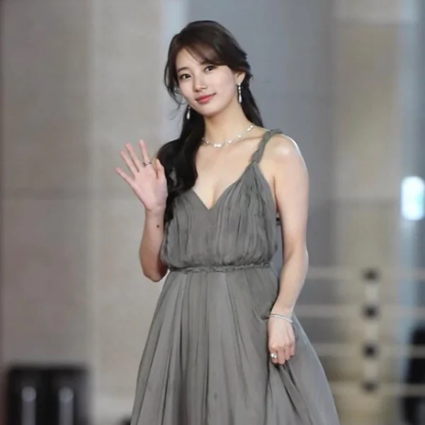 「韓最美臉蛋」秀智又與 Angelababy 撞衫，但這次她似乎胖了…