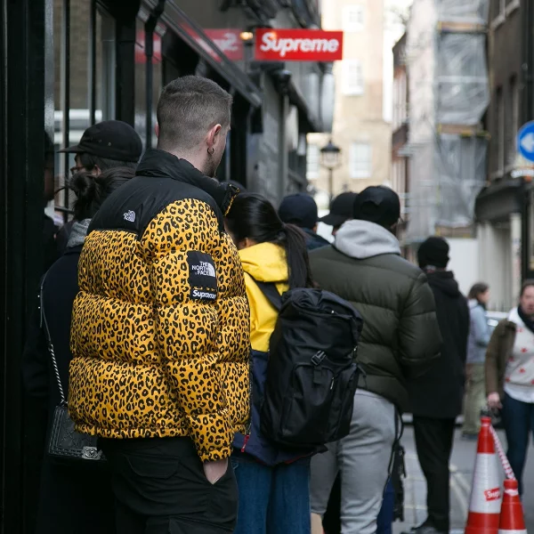 安管動手打人！倫敦 Supreme X TNF 發售現場爆發衝突，原因竟只是因為「這件小事」⋯⋯