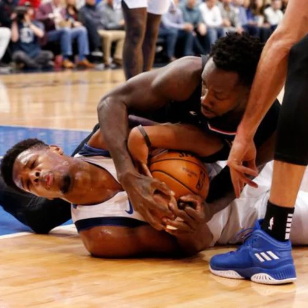 這是在玩命還是防守？「瘋狗貝」手肘直接打向 Dennis Smith 的嘴巴　一顆牙齒當場飛噴落地！