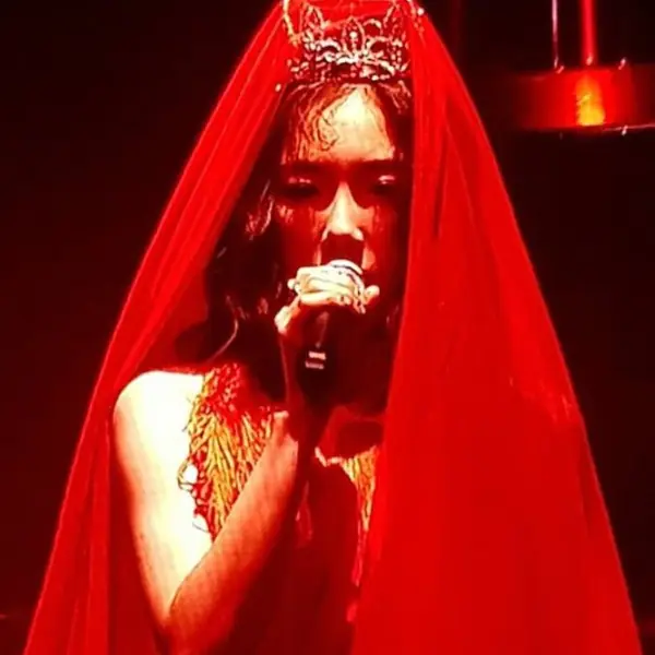 鬼新娘 ? 太妍 「紅衣造型」泰國唱新歌〈 Here I AM〉嚇壞網友...