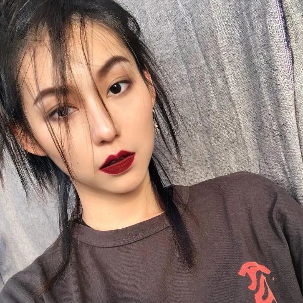 「男友超不懂 6 個妝容」！女友暴動：「橘唇被你講成偷吃檳榔！」