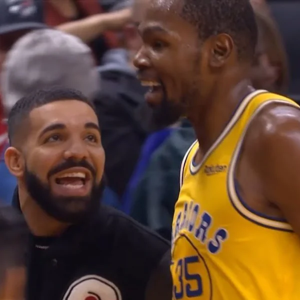 基情滿點！KD 比賽空檔偷捏 Drake 的胸部　賽後直接脫下球衣送給他！