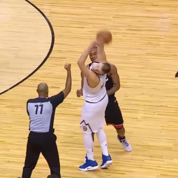 本年度最扯進球！金塊中鋒 Jokic 「沒看籃框亂扔」差點完成 4 分打　投進後本人也感到不可思議