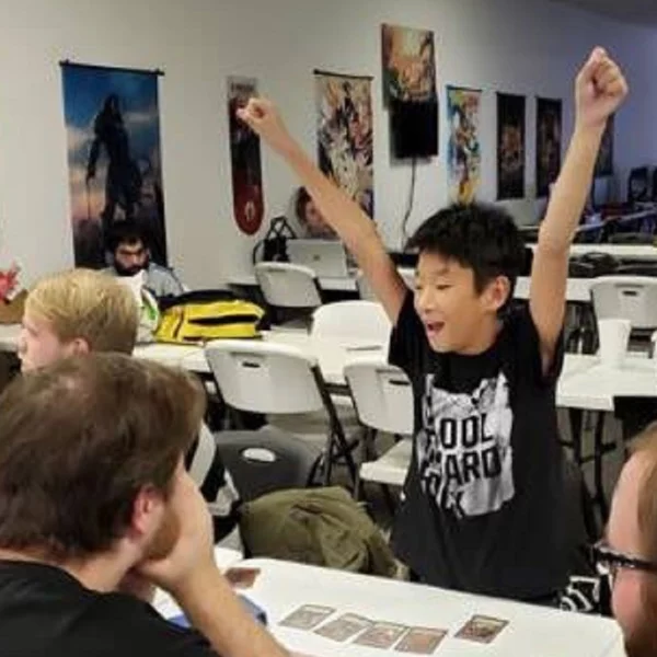 13 歲男孩用開場 5 張贏下「遊戲王卡」比賽　網友驚：他是天選之子！