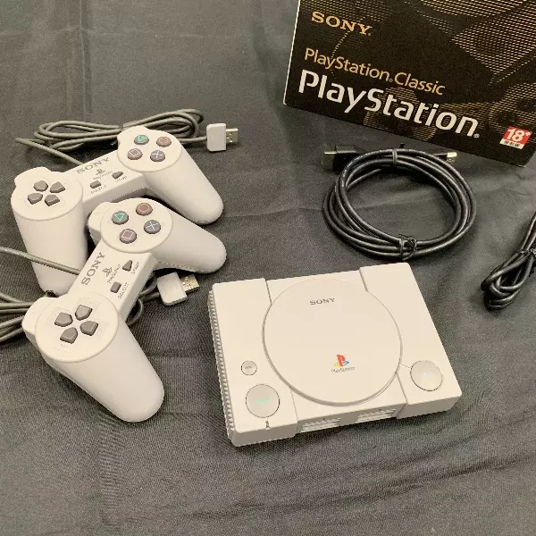 一手掌握！PlayStation®Classic「迷你初代主機」開箱　懷舊機殼 + 20 款經典遊戲逼哭老玩家！