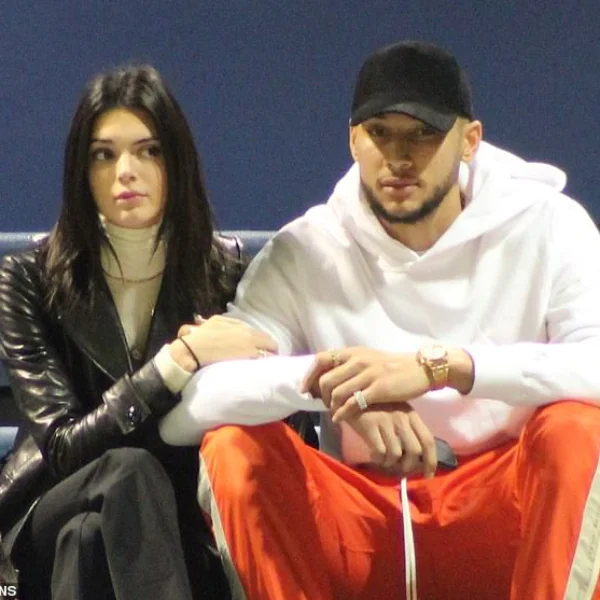 女友帶出門超風光！坎達兒珍娜陪 Ben Simmons 去看大學籃球賽　被學生瘋狂追星！