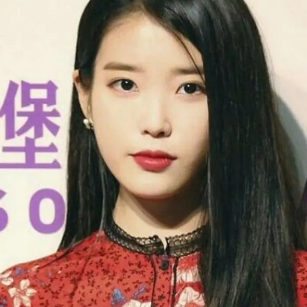 秀無敵美腿！IU 「法式中國風洋裝」出席香港記者會！粉絲暴動！