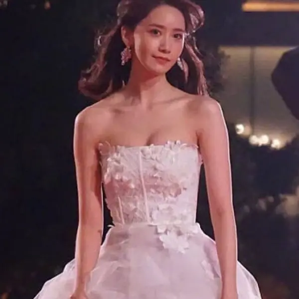 險曝光！潤娥「澳洲夢幻禮服」與尼可拉斯凱吉出席澳門電影節！粉絲尖叫！