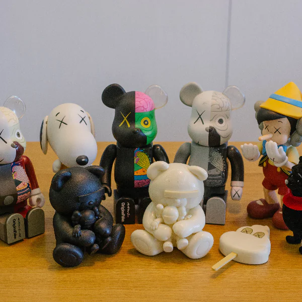 絕版 kaws 公仔、Supreme 稀奇小物...Juksy 直擊男明星家中的上百萬潮流蒐藏！