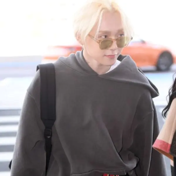 E'Dawn 機場時尚太前衛！直接拉鍊不拉大秀「花內褲」
