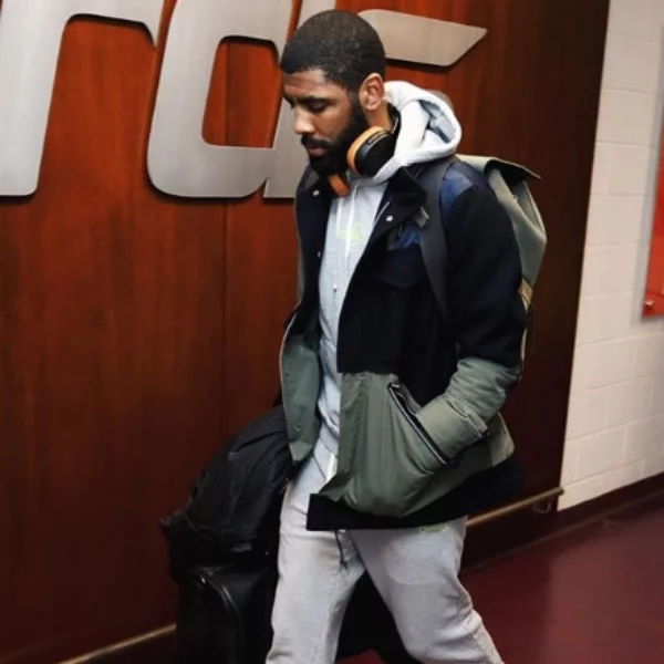關鍵先生狂轟38分逆轉比賽！Kyrie Irving 腳踩 10 萬台幣 Nike Dunk SB 現身球員通道