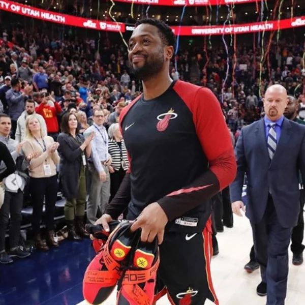 來自同梯的祝福！Wade 告別巡演落腳猶他爵士 與 Korver 交換球衣 + 送鞋感動全場球迷