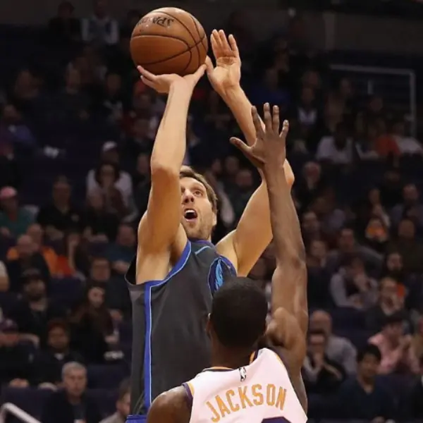老司機回歸！達拉斯球星 Dirk Nowitzki 本季首次出戰　經典「高射砲」跳投讓球迷都 High 了