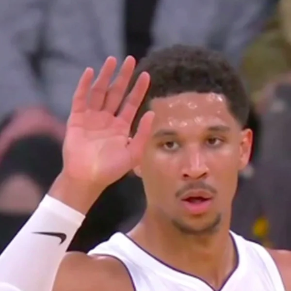 湖人超級邊緣人？網友算出 Josh Hart 擊掌成功率僅 28.1%　尷尬到假裝自己在鼓掌！