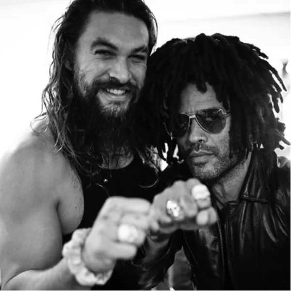 光寵妻還不夠，水行俠 Jason Momoa 與老婆前夫感情好到擁有對戒！