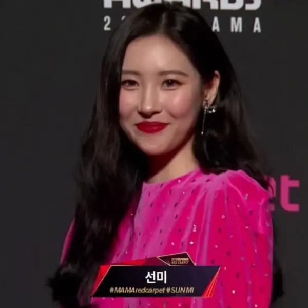 好美！「長腿芭比」善美撞衫 Twice 「桃色禮服」，網笑：桃色風暴已經形成！