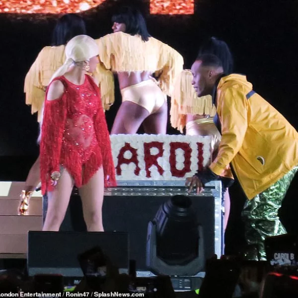 一場大戲！Offset 為求老婆接受道歉　直接衝上舞台打斷 Cardi B 表演！