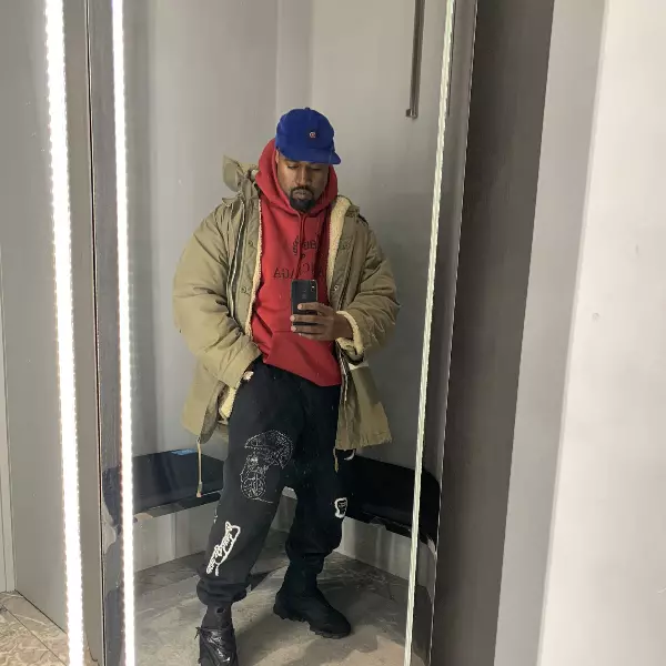 肯爺聖誕節前巴黎世家大血拼新款 Yeezy 曝光上腳！網友：「是雨鞋？！」