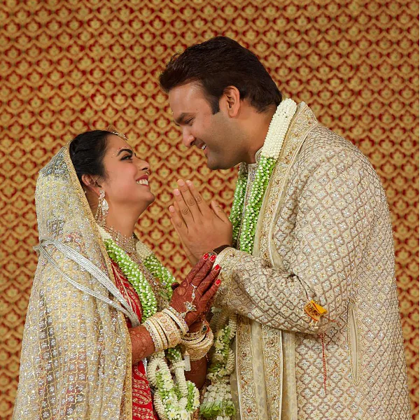 亞洲首富 Mukesh Ambani 嫁女兒希拉蕊、碧昂絲都是座上賓！婚禮 5 天狂燒 30 億台幣！