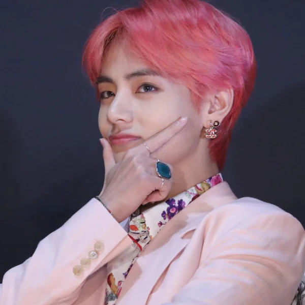 V 再次展現顏值實力！珍娜傑克森 IG 發與 BTS 合照　粉絲全在問：「紅頭髮的男生是誰啊？」