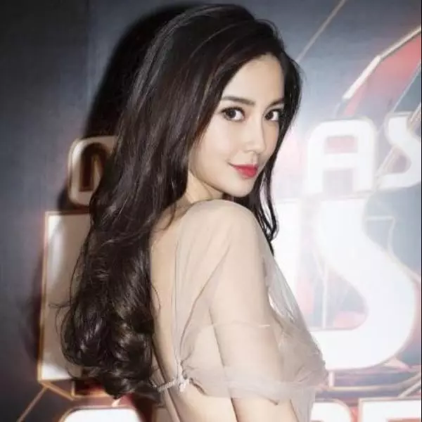 全裸露背裝之後，Angelababy 「美人魚裝」出席時尚活動，幽默笑翻網友！