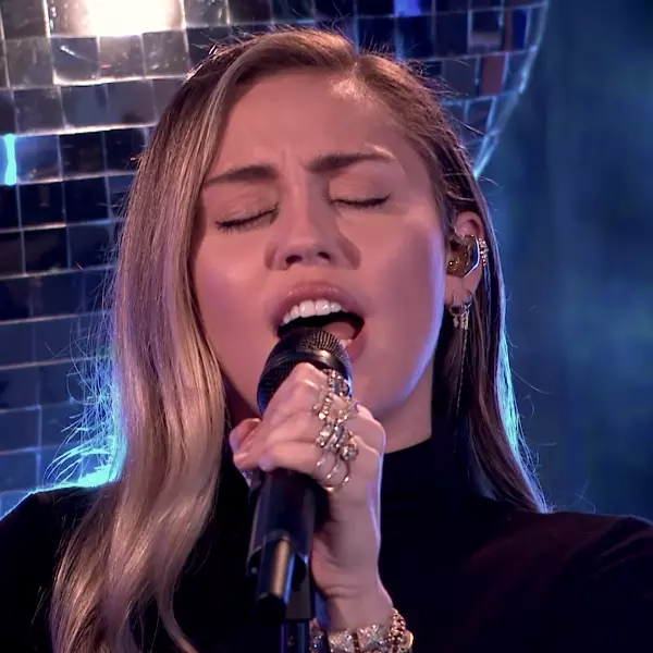 麥莉翻唱亞莉安娜〈No Tears Left To Cry〉不插電版　一開口就讓網友驚艷：好聽爆了！