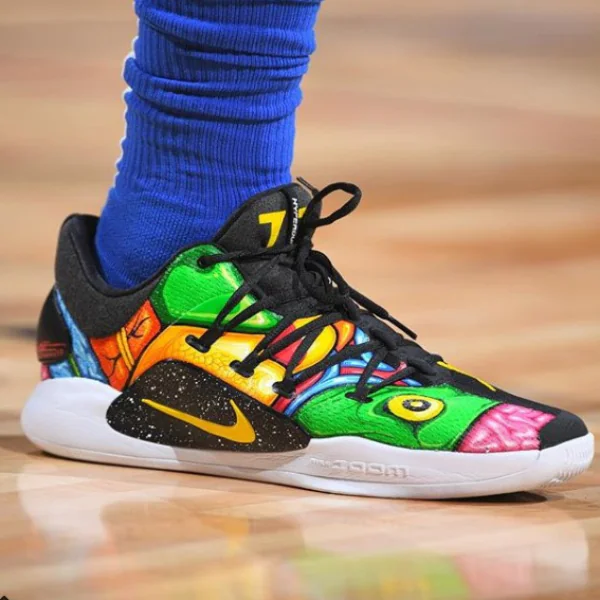 NIKE x KAWS？！獨行俠新秀 Luka Doncic 腳踩客製 Nike Hyperdunk X Low 攻下雙十表現