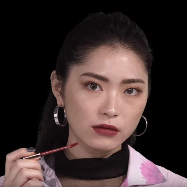 【哦！就是開箱啊！】還在怕唇彩掉只敢小酌幾杯？地表最極限「唇彩實測」 網友：沒看過這麼直白的開箱！