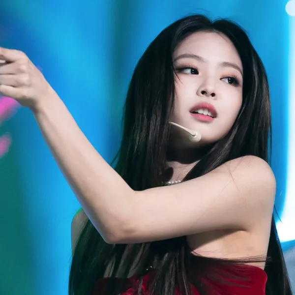 Jennie 送給粉絲「一人一份貼心小禮物」估計市價約 3 千台幣 讓黑粉無話可說