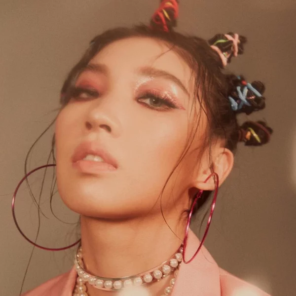 你敢相信她才 20 歲？橫空出世嘻哈女歌手 Karencici 一開口就讓你「傻爆眼」！